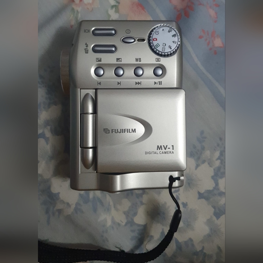 Fujifilm MV-1 Digital Camera - Silver RARE Vintage (working) very blurry camera